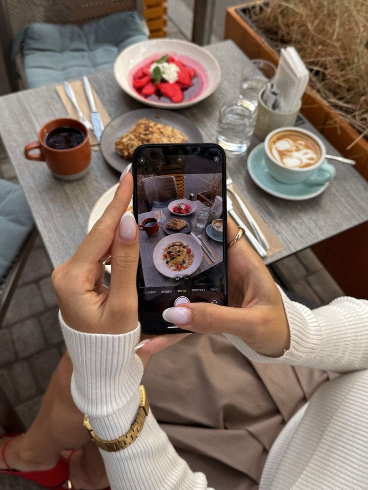 Best lifestyle blog showing food picture at a cafe 
