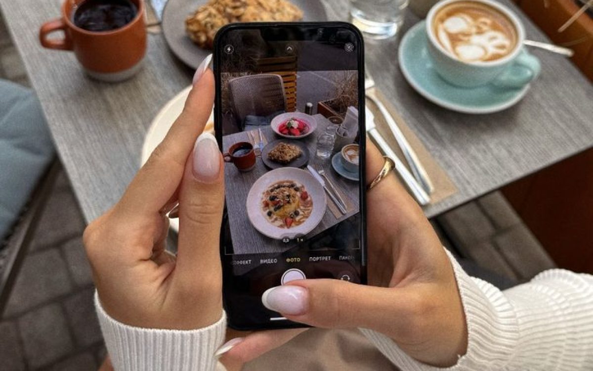 Best lifestyle blog showing food picture at a cafe 